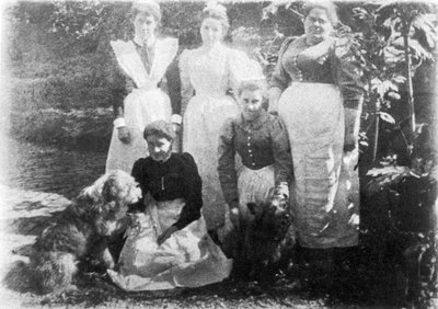 Sophia Farrell et ses servantes, 1899 - English Photographer